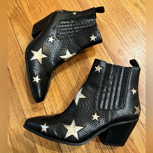 Betsey Johnson Izak Metallic Star Snake Embossed Western Ankle Boots size 7.5 - Picture 3 of 7